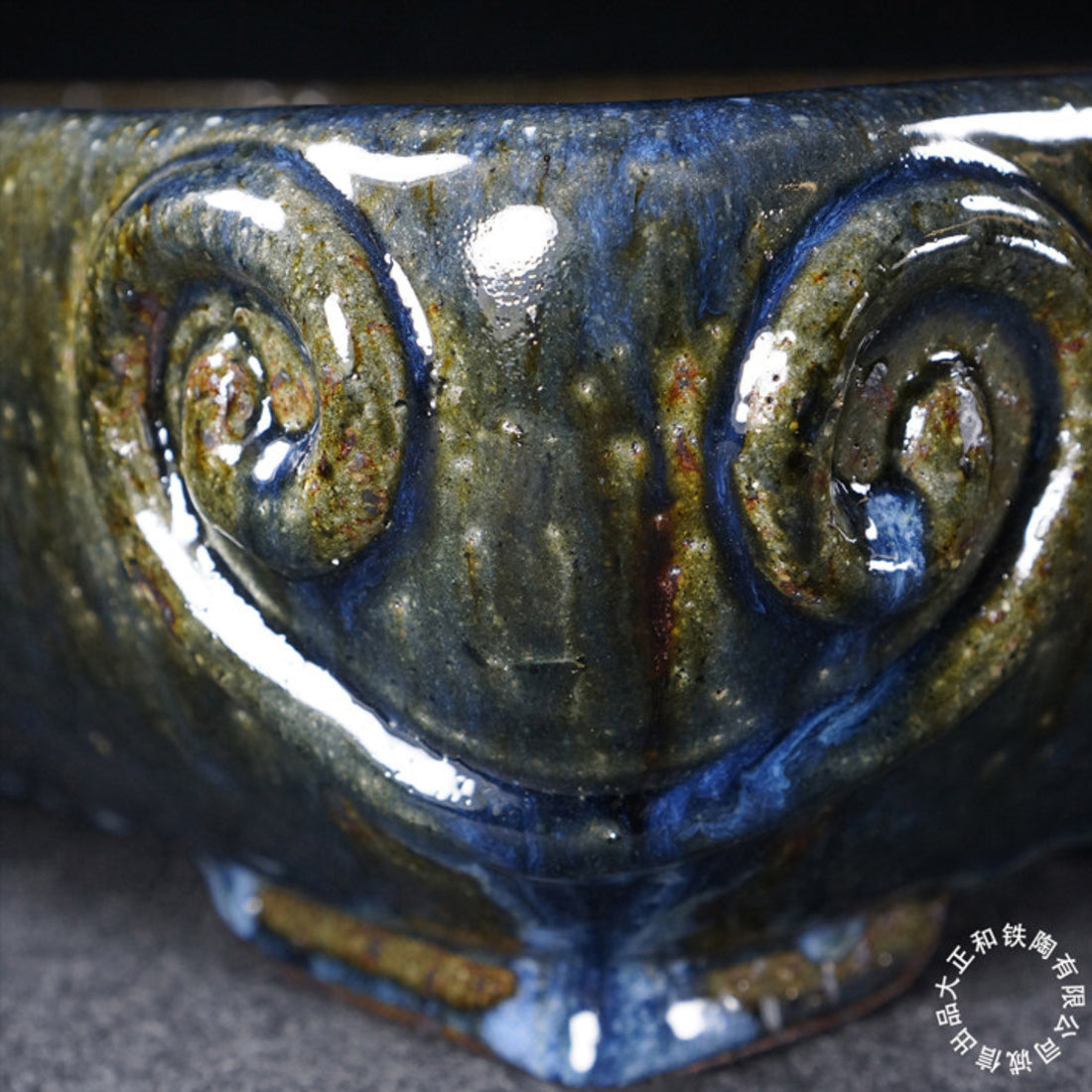 14.1 Inch (35.9cm) Large Rectangular Taisho-Style Kiln-Fired Antique-Style Corner Design Multi-Tone Glaze Raised-Footed Traditional Bonsai Pot Detail View 1