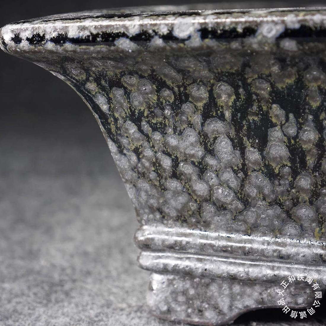 15 inch (38.3cm) Large Rectangular High-Temp Black-Ash Speckled Glaze Bonsai Pot Corner Close Shot