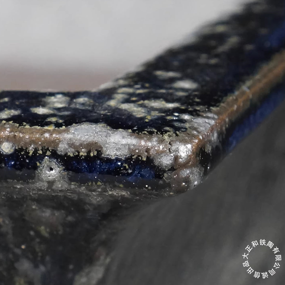 15 inch (38.3cm) Large Rectangular High-Temp Black-Ash Speckled Glaze Bonsai Pot Corner Rim Close Shot