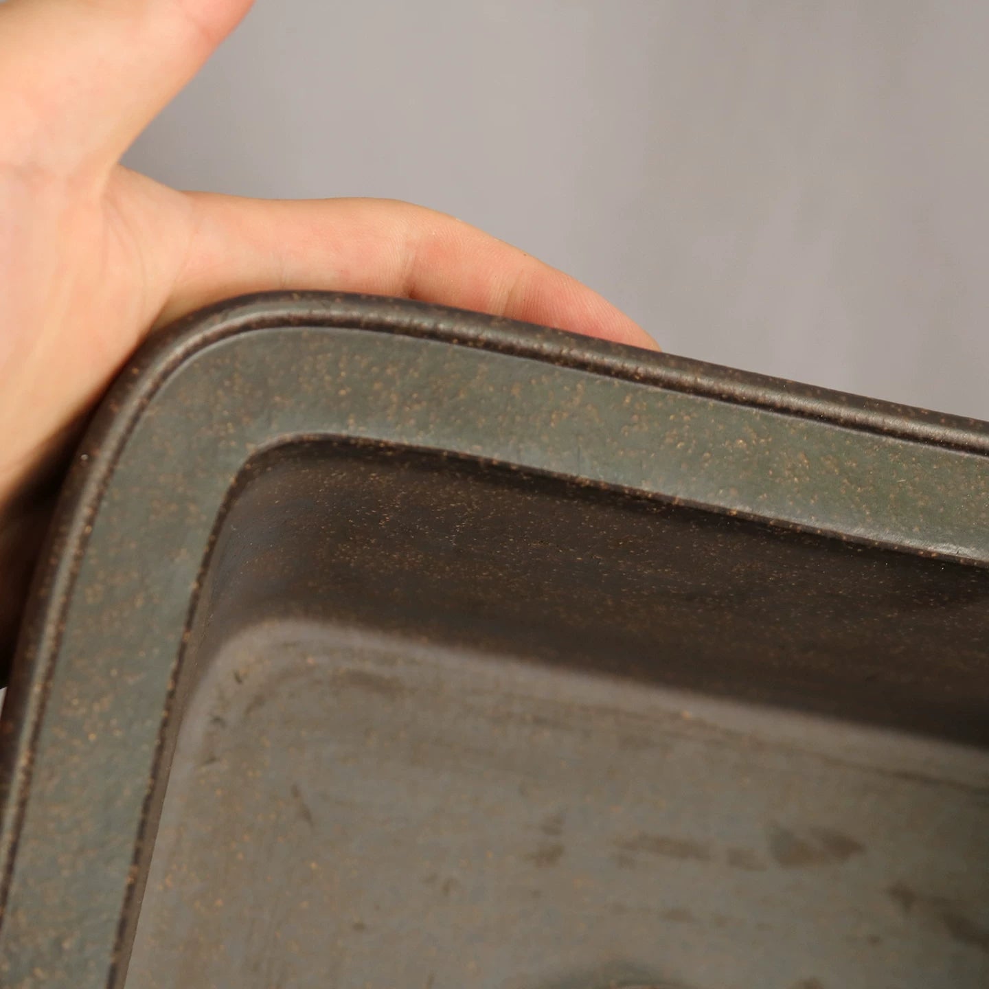 Maceta bonsái rectangular grande de 13.9" (35.5cm) negra sin esmaltar con borde acampanado y línea elevada  
