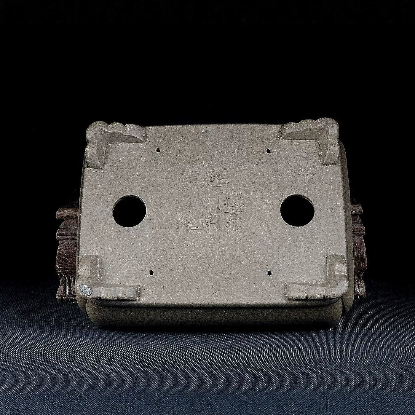 8.4 inch (21.5cm) Indented Corner Rectangular Raised Cloud Feet Beige Premium Bonsai Pot Bottom View