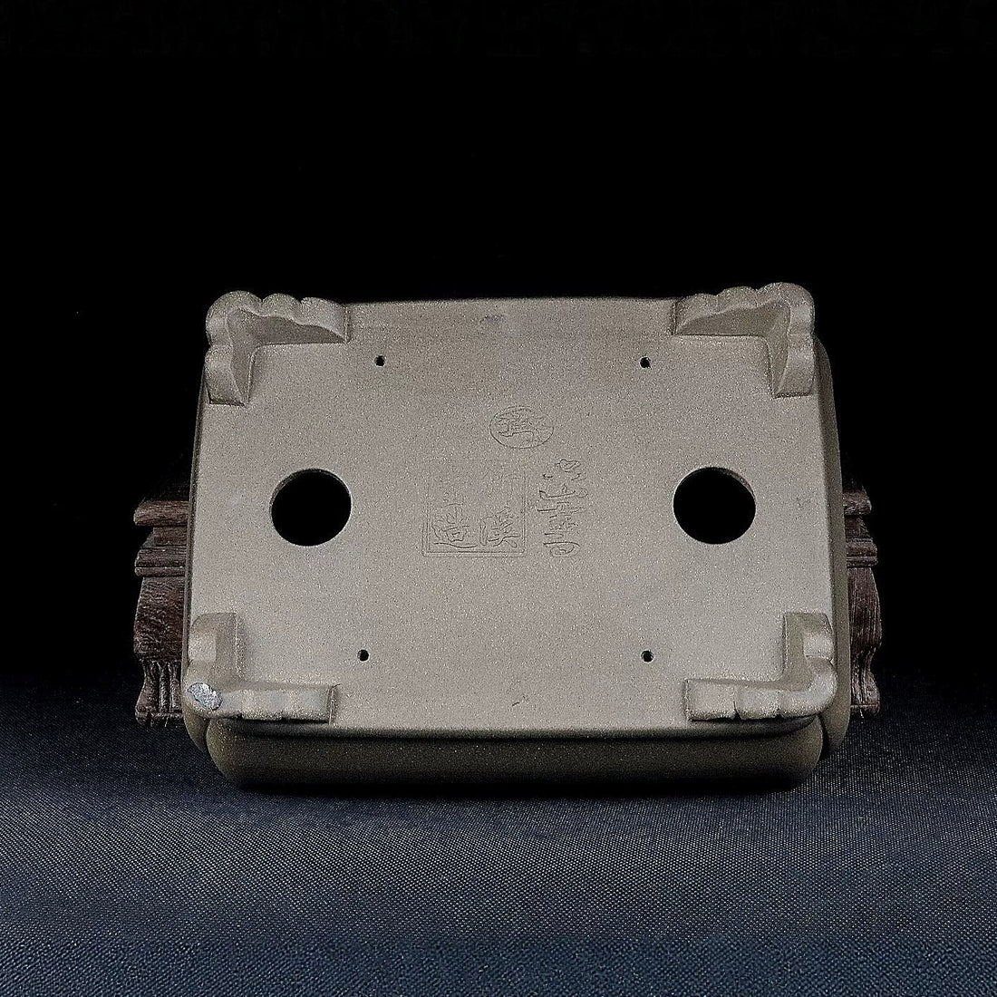 8.4 inch (21.5cm) Indented Corner Rectangular Raised Cloud Feet Beige Premium Bonsai Pot Bottom View