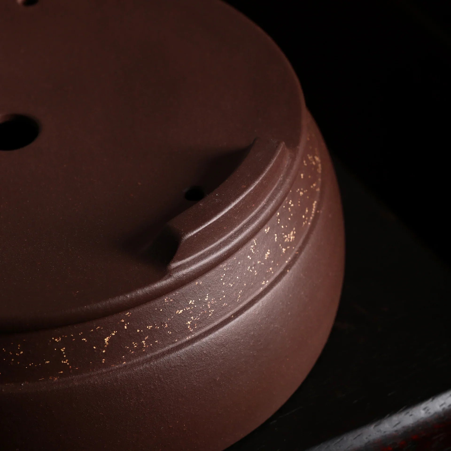 8.6 inch (22cm) Round Premium Bonsai Pot w Gold Dust-Like Accent Bottom Corner View