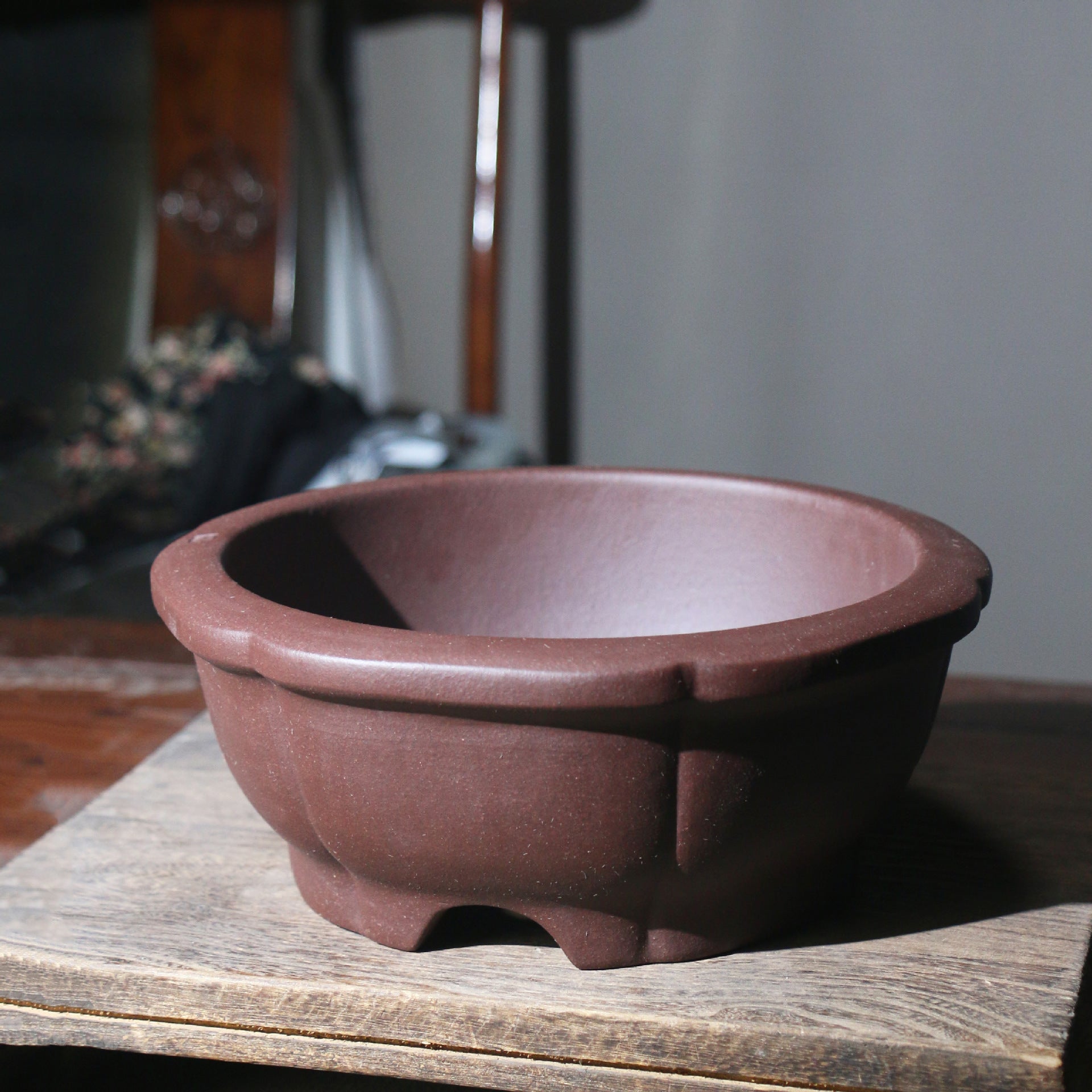 9.4 inch (24cm) Medium-Sized Round Premium Bonsai Pot w Scalloped Walls Corner View