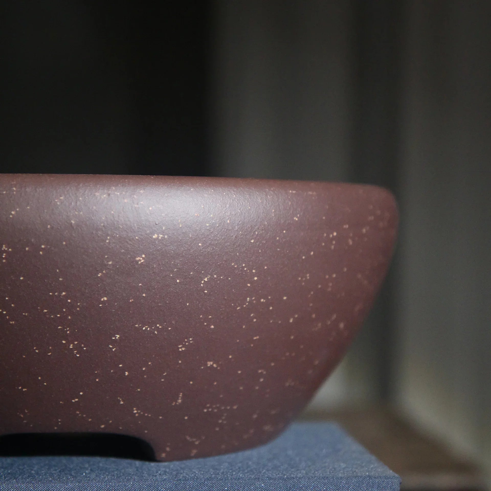 9 inch (23cm) Round Premium Bonsai Pot w Speckled Finish Close Shot